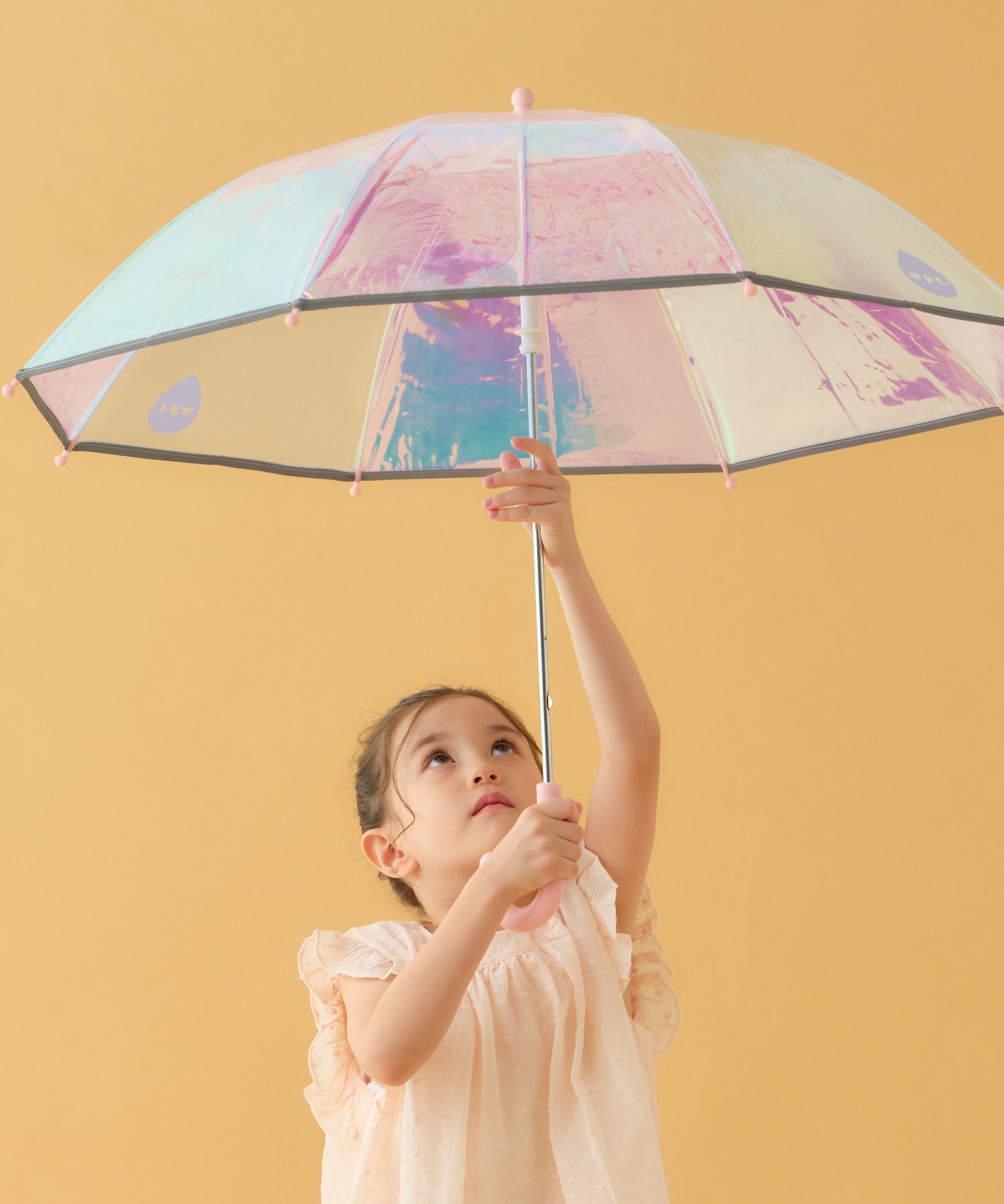 キラキラ反射する可愛さはそのまま、お子様が安心して持てる仕様に。キッズ シャイニーアンブレラ